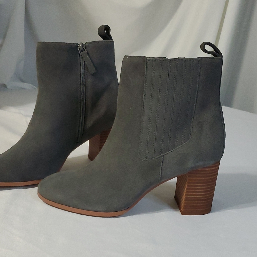 Violet and Red NWOT Gray Suede Meaghan Ankle Stack-heel Western Booties Size 8.5